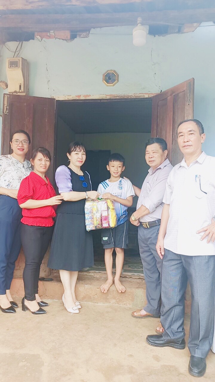 Thăm, tặng quà cho trẻ em thuộc hộ nghèo, cận nghèo nhân dịp Tết thiếu nhi 1/6